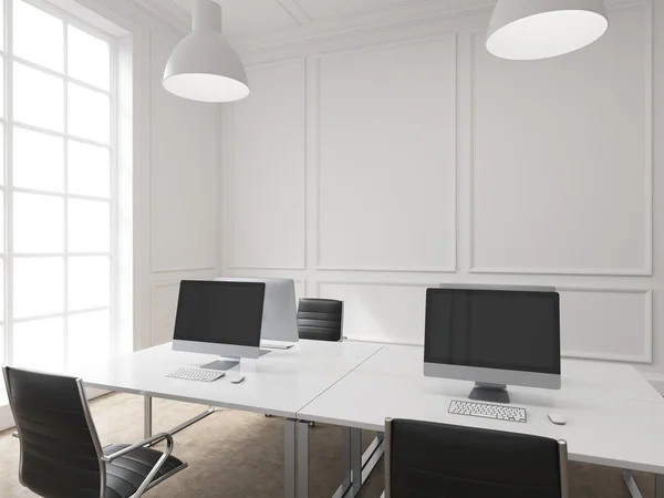 Four workplaces arranged in pairs symmetrically with computers only on them. Four leather chairs around the table. Window to the left. Side view. Concept of information gathering. — Stock Photo, Image