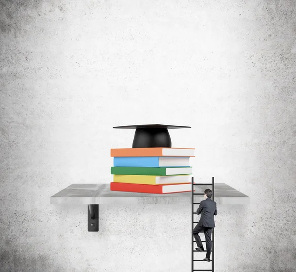 Pile of books and academic hat — Stock Photo, Image