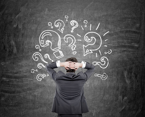 Человек ищет решение
