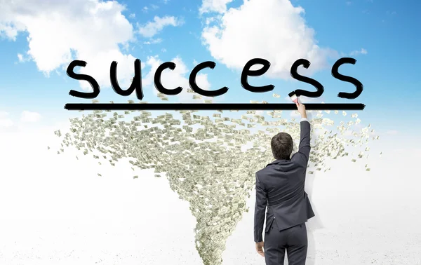 Jungunternehmer bemalt mit Pinsel das Wort "Erfolg" — Stockfoto
