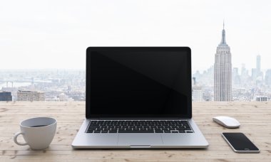 Tablo, office üstünde laptop