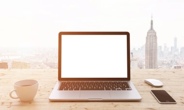 Tablo, office üstünde laptop
