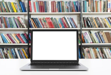 dizüstü bilgisayar masada.