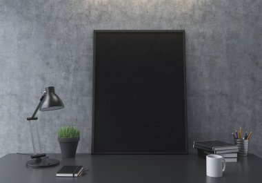 Çalışma alanı ile bir bilgisayar, lamba, bitki, Organizatör ve gözlük, Kupası, fare, üç datebooks ve sol sağa bardakta kalem yerine bir siyah panel. İş kavramı.