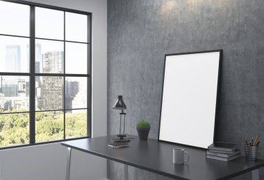 Çerçeve duvara yaslanmış masada