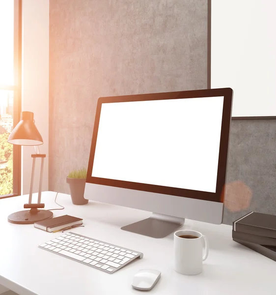 Arbeitsplatz mit leerem Computer, Lampe und Pflanze links, Kaffeetasse und Maus rechts, weiße Tafel an der Wand. — Stockfoto