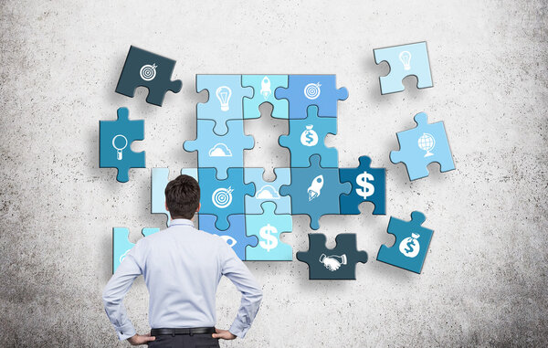 Человек собирает пазл
