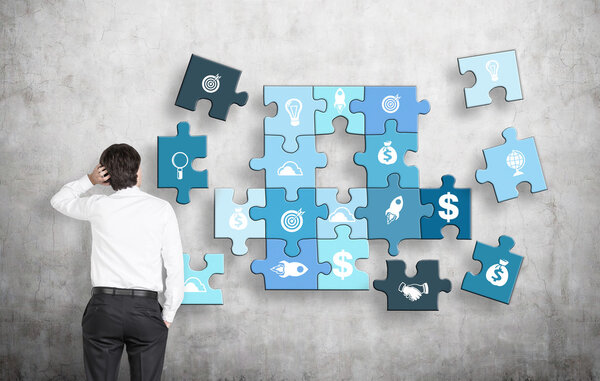 Человек собирает пазл
