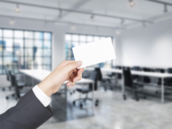 Рука с визиткой
