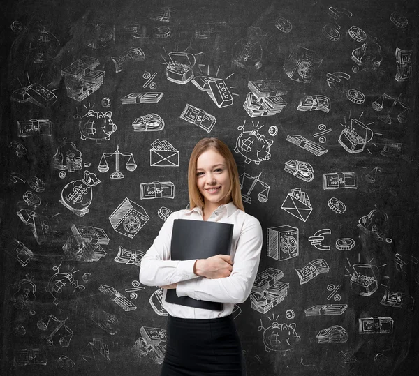 Hermosa mujer sosteniendo una carpeta y mirando al frente, imágenes blancas que simbolizan el dinero a su alrededor . — Foto de Stock