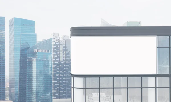 Una cartelera en la fachada de un edificio de oficinas de vidrio y metal. Singapur al fondo. Concepto de publicidad al aire libre. Renderizado 3D — Foto de Stock