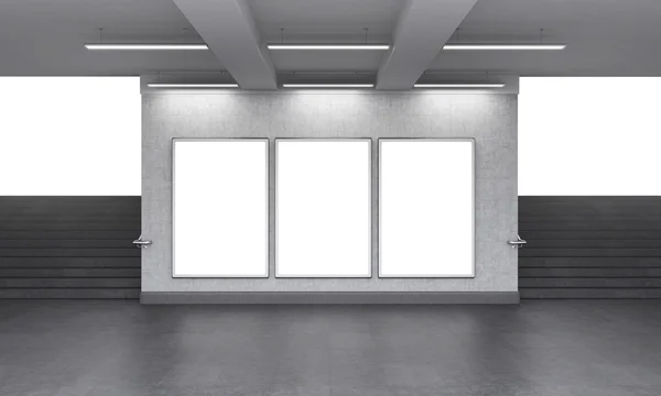 Três outdoors verticais em branco no cruzamento subterrâneo, escadas para cima em ambos os lados, luz branca vista da rua . — Fotografia de Stock