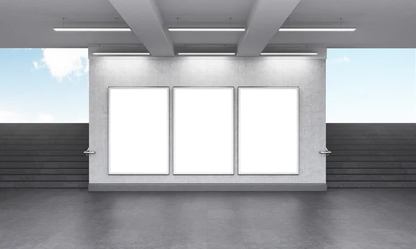 Tres carteles verticales en blanco en el cruce subterráneo, escaleras a ambos lados, cielo azul visto desde la calle . —  Fotos de Stock