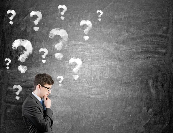 Задумчивый человек. Человек думает бизнес. Мужчина задумался. Люди думают над проектом. Человек размышляет.