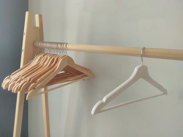 Много пустых деревянных вешалок для одежды на стойке Концепция магазина, продажа, дизайн, пустые вешалки. — стоковое фото