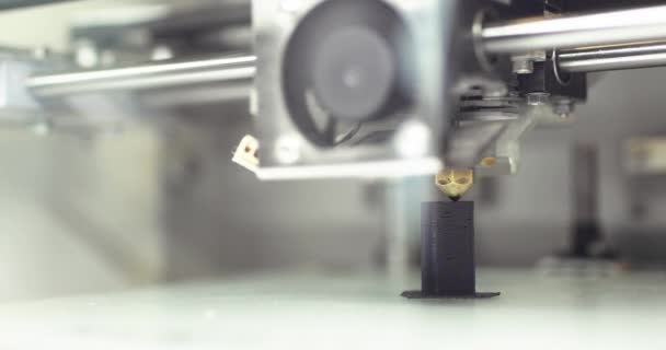 Σύγχρονη εργασίας 3d εκτυπωτή εκτυπώνει μαύρο πλαστικό αντικείμενο ή λεπτομέρεια αυτόματη. — Αρχείο Βίντεο