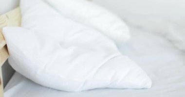 Genç ve güzel bir kadın başını yastığa koyuyor yorgun ve uyuyor. Yakın plan..