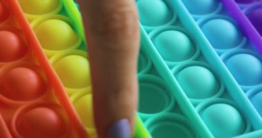Stres önleyici oyuncakla el oyunu. Silikon oyuncaklar.