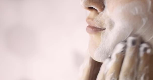 Wanita mencuci muka dengan pembersih sabun berbusa organik, pandangan tertutup. Prosedur kecantikan dan konsep perawatan kulit. — Stok Video