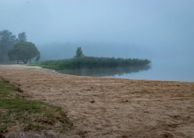 Sis manzarası, sabah sisli göl, sisli arka plan, sonbahar zamanı