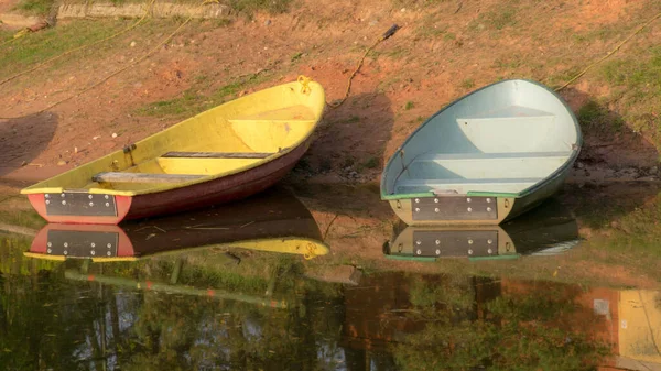 Outono Paisagem Com Barcos Canal Margem Lago Reflexões Coloridas Água — Fotografia de Stock