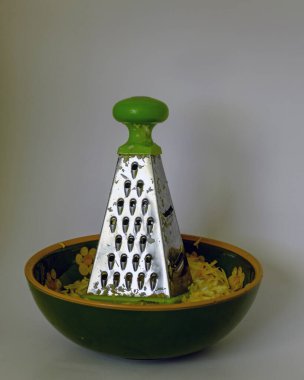 Sebze rendesiyle kil kase, ev yapımı yemek, hafif arka plan.