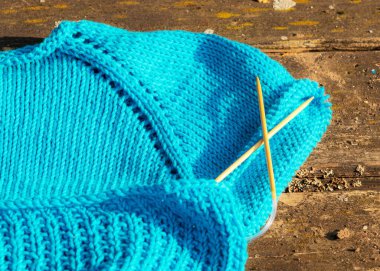 Eski ahşap arka planda örgü ve çiçekli fotoğraf, güzel doku, bulanık arkaplan, sonbahar renkleri