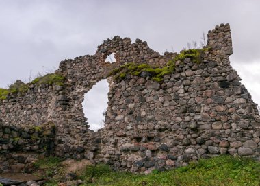 Şato harabeleri, sonbahar günü, Ergeme şatosu 1320 civarında inşa edildi, kale manastır tipi bir kaleydi, iki büyük kale, sonbaharda Ergeme şatosu harabeleri, Letonya