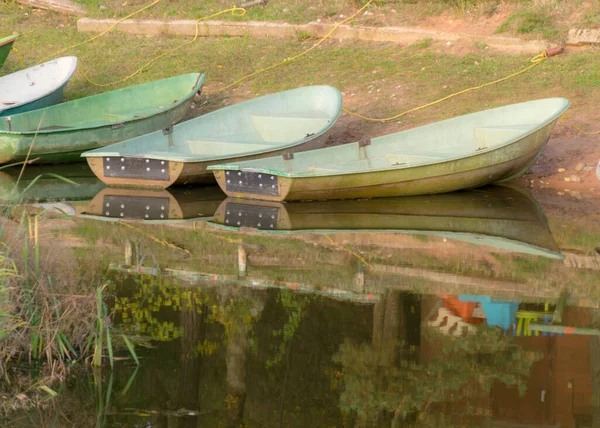 Outono Paisagem Com Barcos Canal Margem Lago Reflexões Coloridas Água — Fotografia de Stock