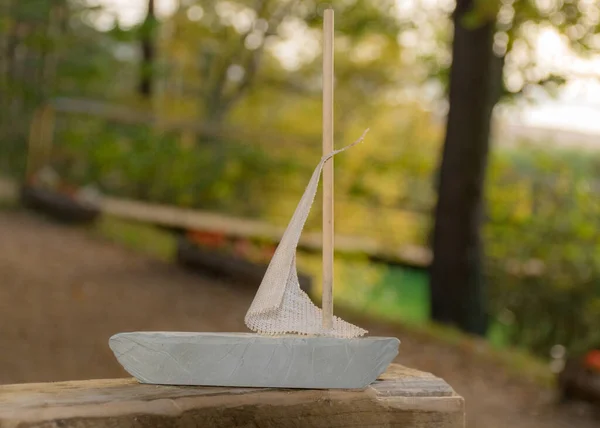 小さな白いボートを背景にした構図手作りの白いボートの船体と帆 秋の背景 — ストック写真