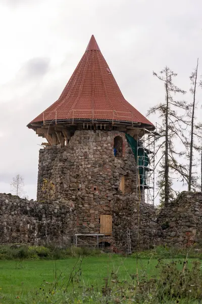 Paisagem Com Ruínas Castelo Dia Outono Telhado Torre Restaurado Ergeme — Fotografia de Stock