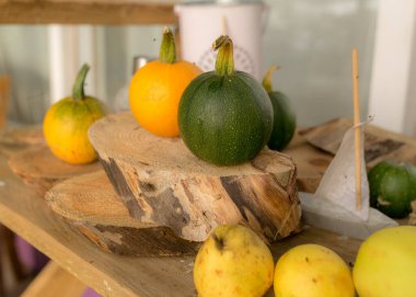 Sonbahar kompozisyonu çeşitli sonbahar meyveleri, elmalar, kabaklar ve armutlar, sonbahar arkaplanı