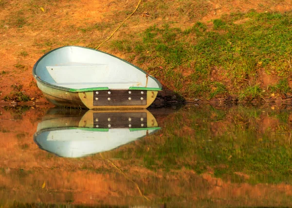 Paisagem Colorida Com Barco Margem Lago Reflexões Coloridas Brilhantes Água — Fotografia de Stock