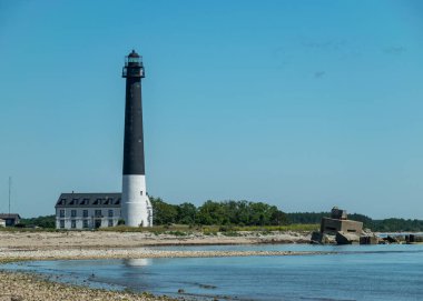 Güneşli bir günde Saaremaa adasının güzel manzarası. Sorve deniz feneri, Saaremaa Adası, Estonya