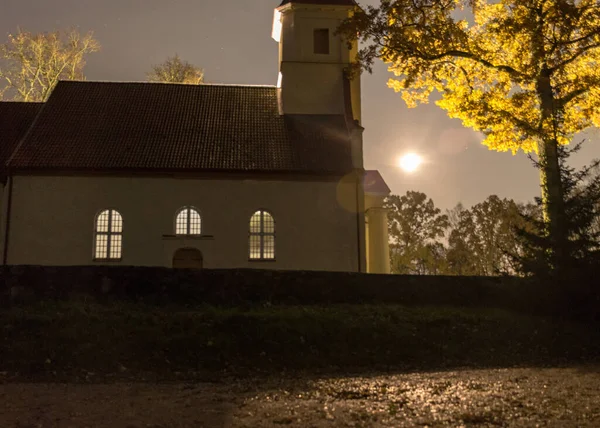 Krajobraz Białym Kościołem Świetle Księżyca Oświetlone Drzewo Kolorach Jesieni Nocy — Zdjęcie stockowe