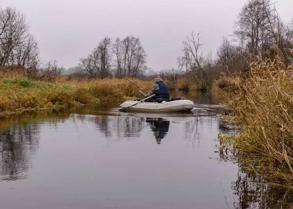 Día Gris Nublado Pescador Barco Blanco Orilla Del Río Con — Foto de Stock