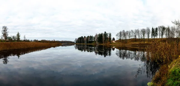 Banco Oposto Lago Outono Céu Nublado Final Outono Silhuetas Árvores — Fotografia de Stock