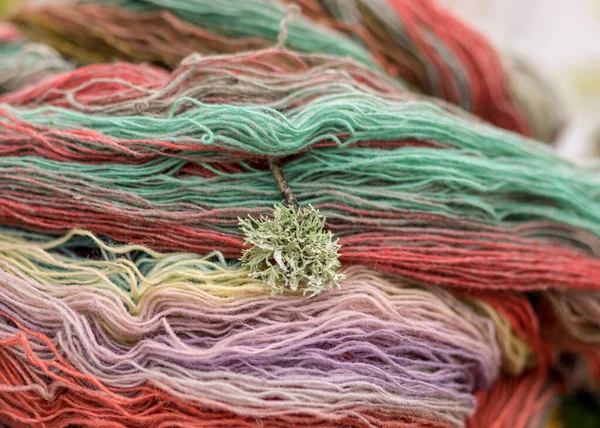 色彩艳丽的羊毛纱在模糊的背景上倾斜 工艺观念 手工编织 秋天时间 家里的手工艺品 — 图库照片