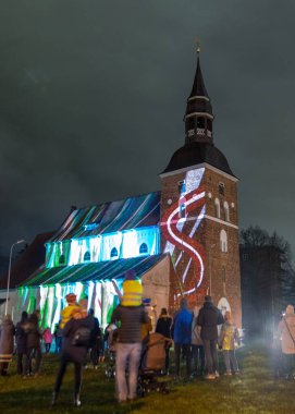 Letonya 'nın 102. yaş günü kutlaması Valmiera, Letonya' daki St. Simon Kilisesi 'nin ön cephesinde ışık ve müzik hikayesi, 18.11.2020