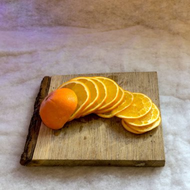 Ahşap bir palette kesilmiş portakal dilimli resim Noel için hazırlanıyor, Noel ve ev dekorasyonu konseptini bekliyor.