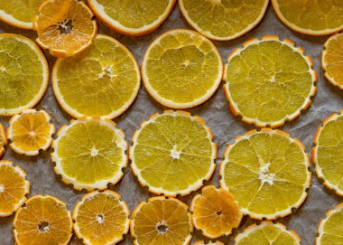 Metal bir tavada dilimlenmiş portakal dilimleri ile Noel için hazırlanırken, Noel ve ev dekorasyonu konseptini beklerken