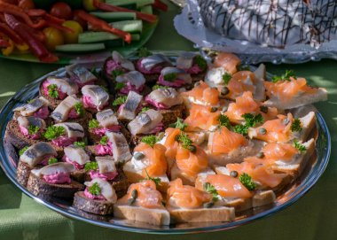 Şenlik masasında nefis yakın plan yemekler bahçede piknik, bahçe şenlikleri.