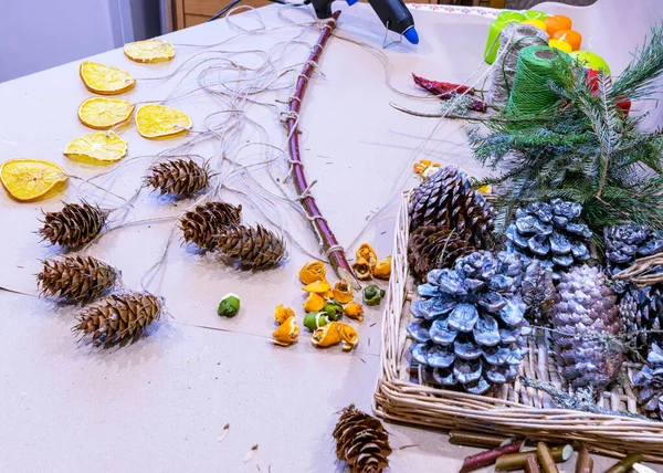 Yapımı Noel Arkaplanı Ksenli Çelenk Süs Yapıyorum Yeni Yıl Dekorasyonlarını — Stok fotoğraf