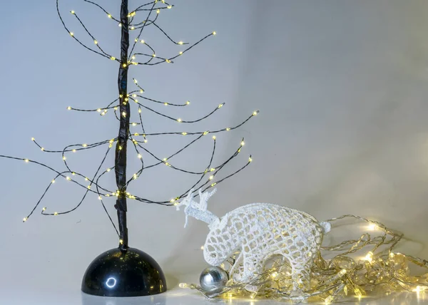Beyaz Işlemeli Noel Geyiği Rudolph Yapay Noel Ağacı Çeşitli Noel — Stok fotoğraf