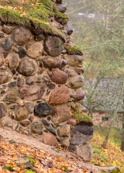 Stare Kamienie Porośnięte Mchem Porostami Kamienny Mur Starych Ruin Zamku — Zdjęcie stockowe