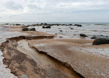 Deniz kıyılı manzara, su ve kumdaki kayalar, kış, Aralık, Vidzeme kayalık kıyısı, Letonya