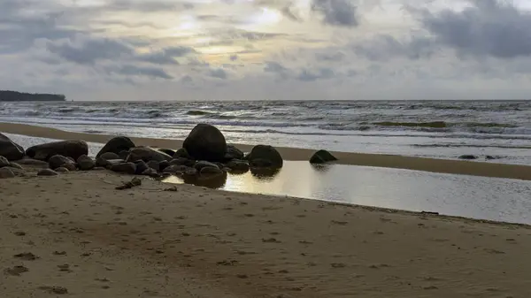 Ландшафт Морським Узбережжям Скелі Воді Піску Зима Грудень Відземе Скелясте — стокове фото