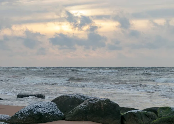 Ландшафт Морським Узбережжям Скелі Воді Піску Зима Грудень Відземе Скелясте — стокове фото