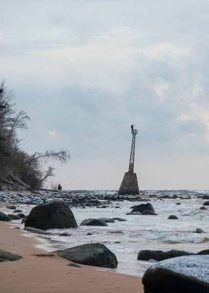 Arka Planda Eski Bir Deniz Fenerinin Kalıntıları Deniz Kıyısında Çakıl — Stok fotoğraf