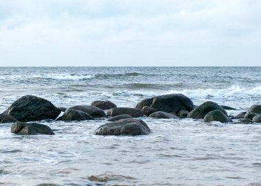 Deniz kıyılı manzara, su ve kumdaki kayalar, kış, Aralık, Vidzeme kayalık kıyısı, Letonya